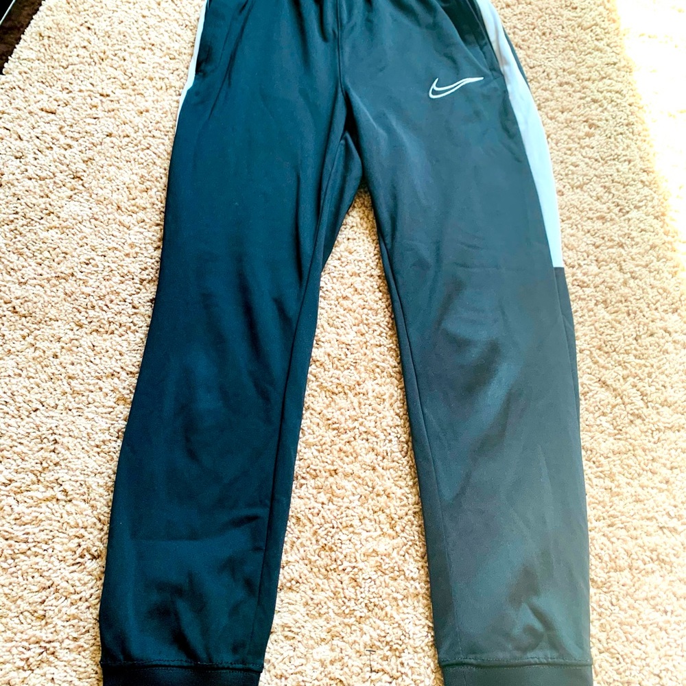 Nike Boys 10-12 jogger set